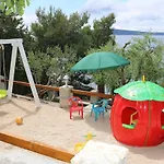 Family-friendly With Swimming Pool Okrug Donji, Ciovo - 8072 Appartamento Donji Okrug (Ciovo)